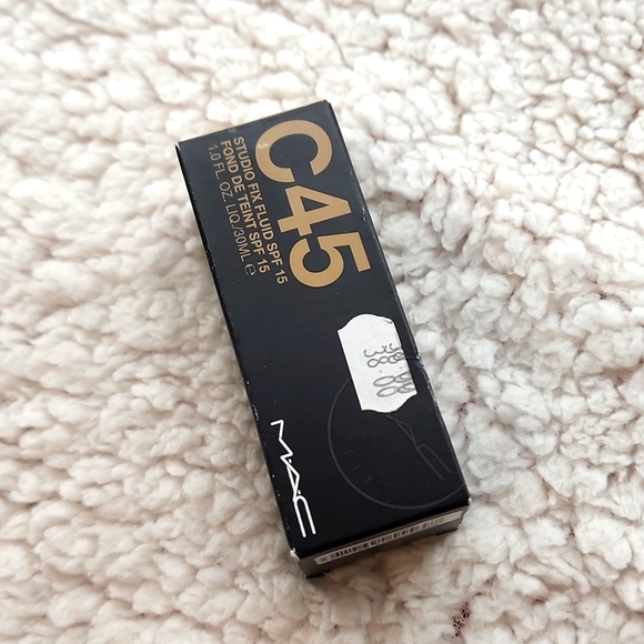 *NEW* MAC Studio Fix Fluid in C45 - Picture 1 of 3